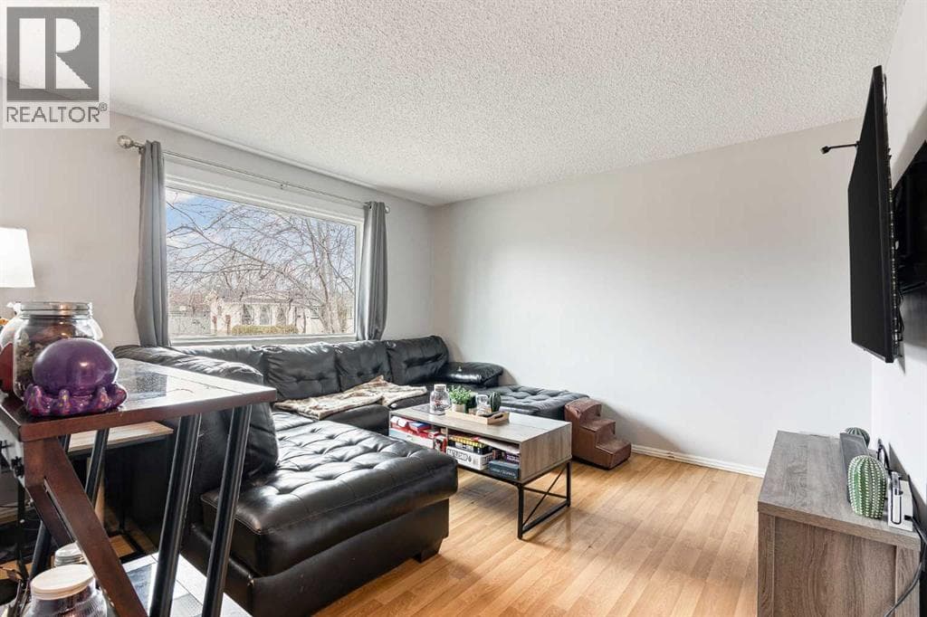 2713 47 Avenue photo 3