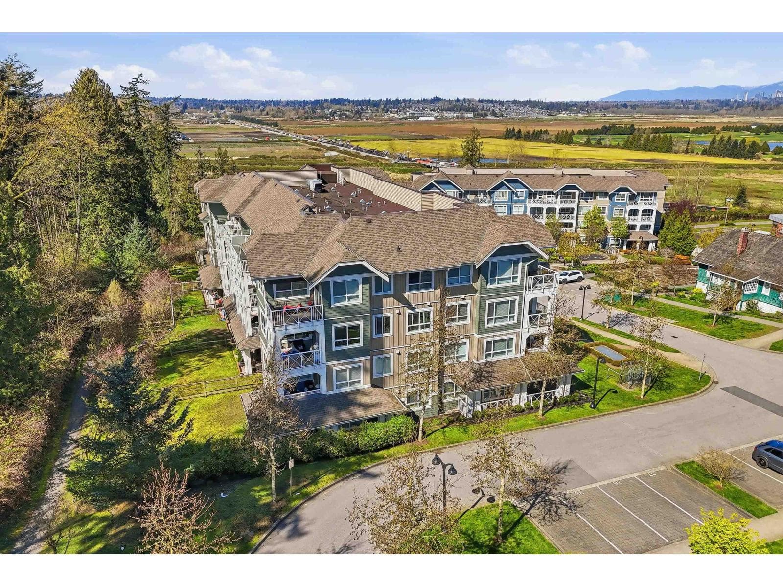 410 16388 64 AVENUE photo 2