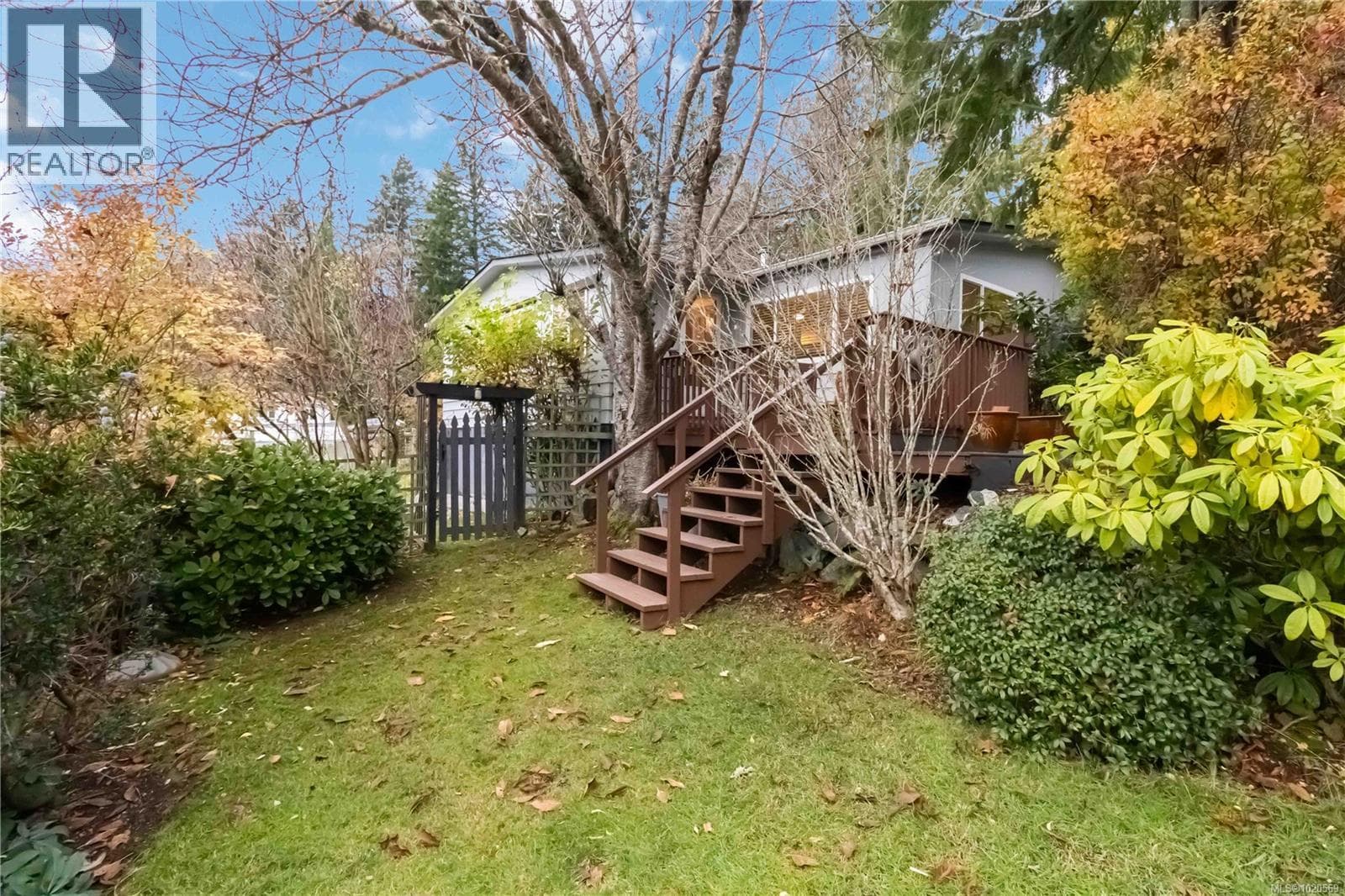 4 5838 Blythwood Rd photo 3