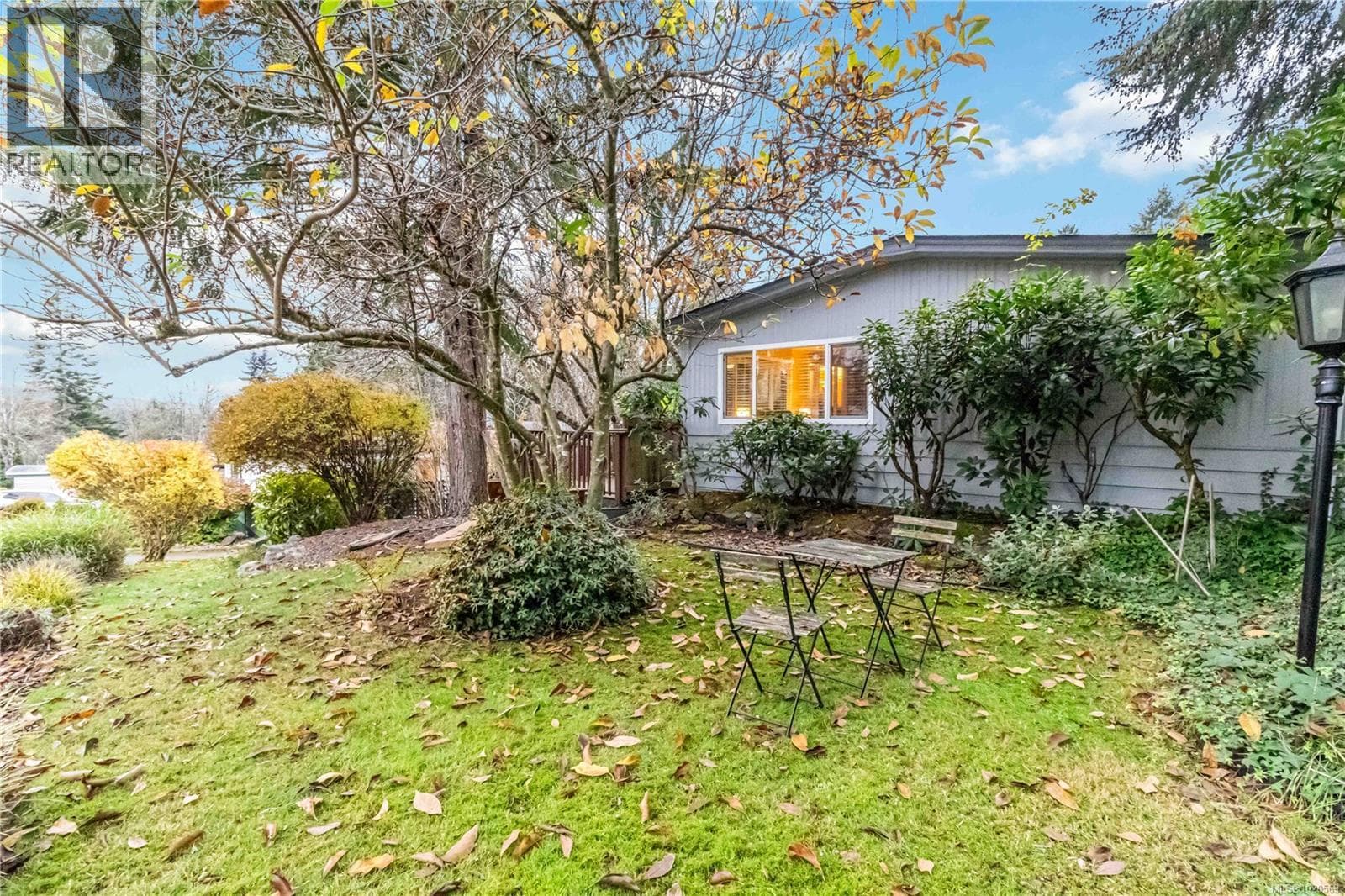 4 5838 Blythwood Rd photo 4