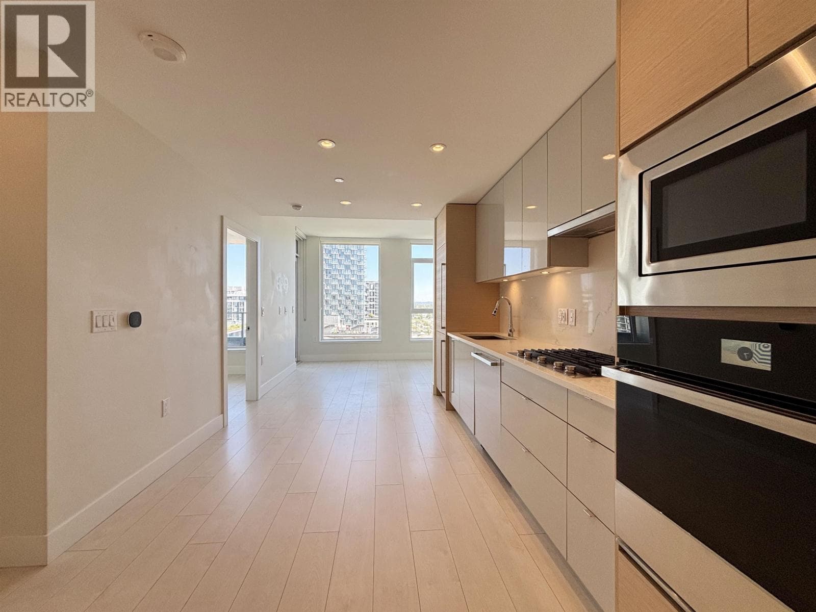 1001 3438 SAWMILL CRESCENT photo 2