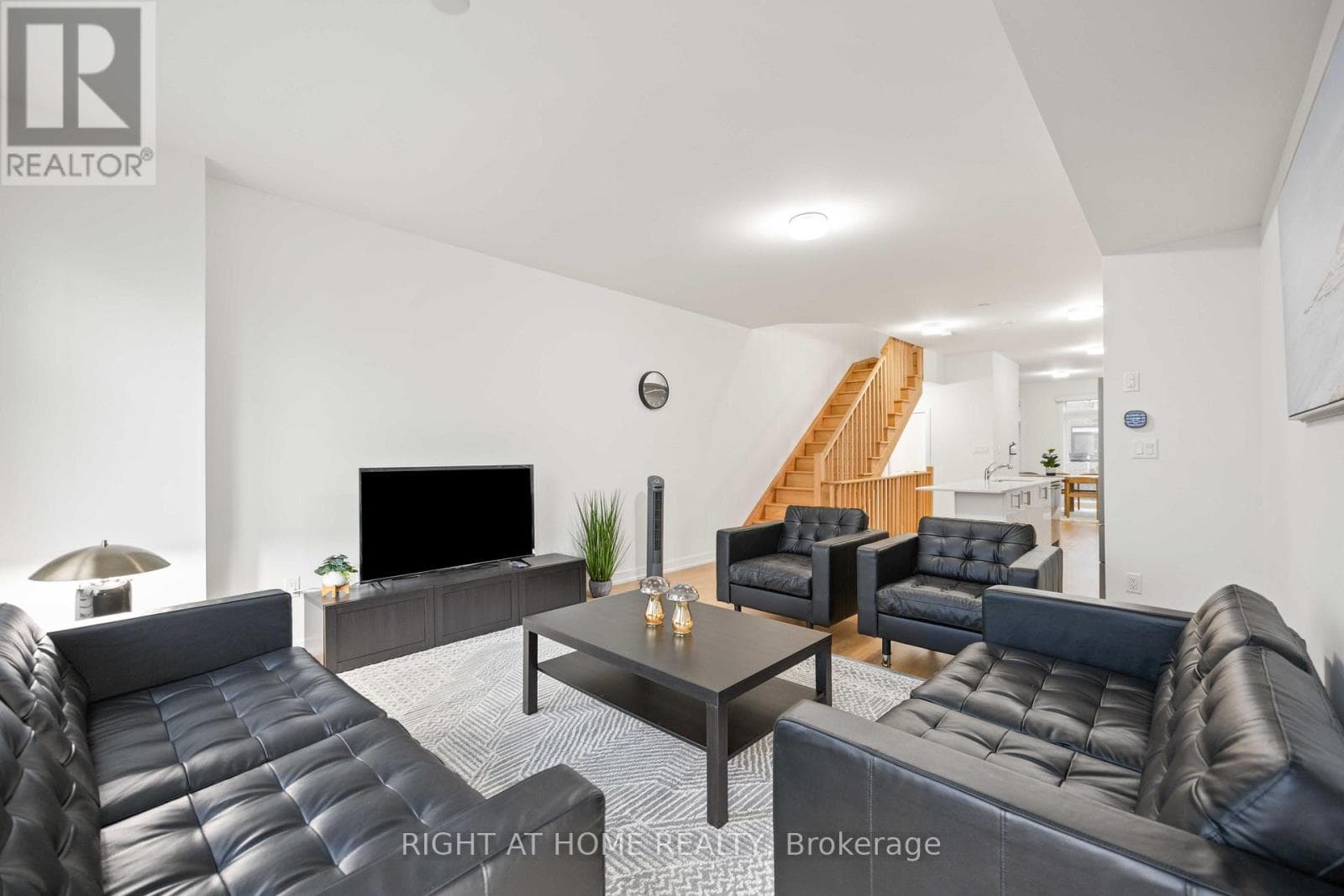 1557 MIDLAND AVENUE photo 4