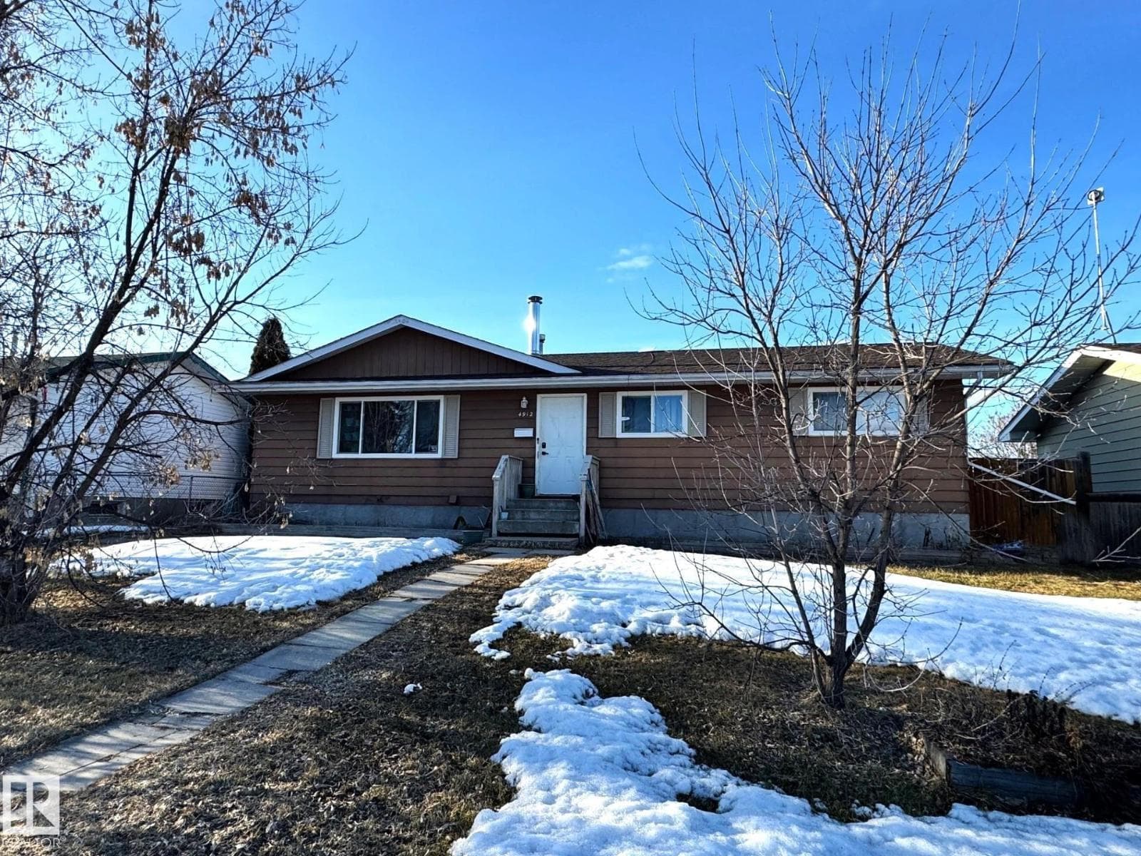 4912 55 AV photo 2