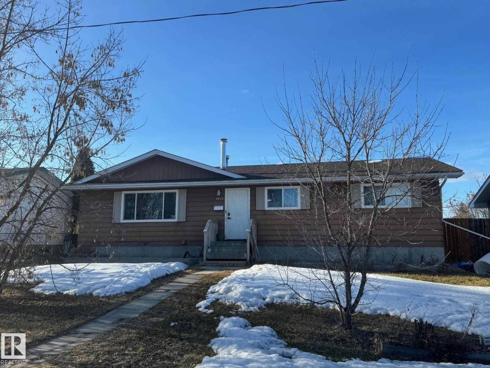 4912 55 AV photo 3