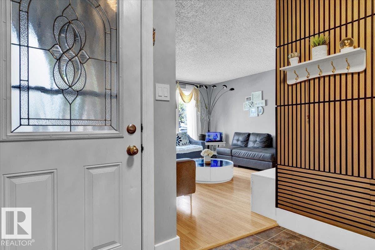 10027 173 AV NW photo 2
