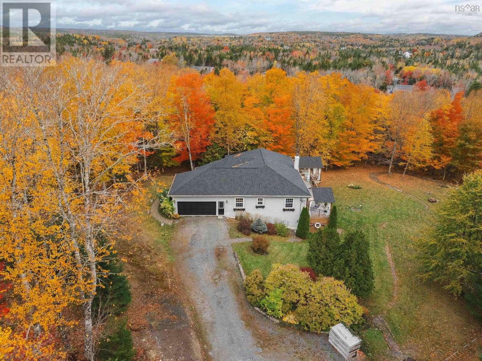 390 Gleneagles Drive photo 2