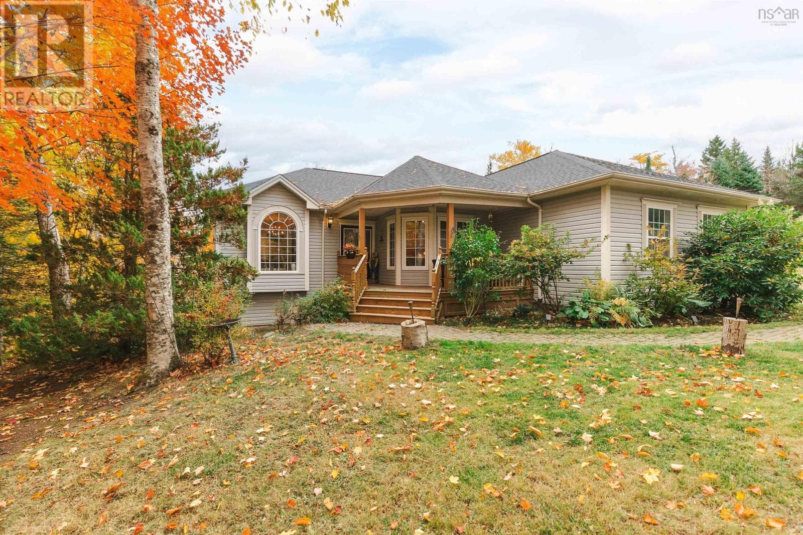 390 Gleneagles Drive photo 3