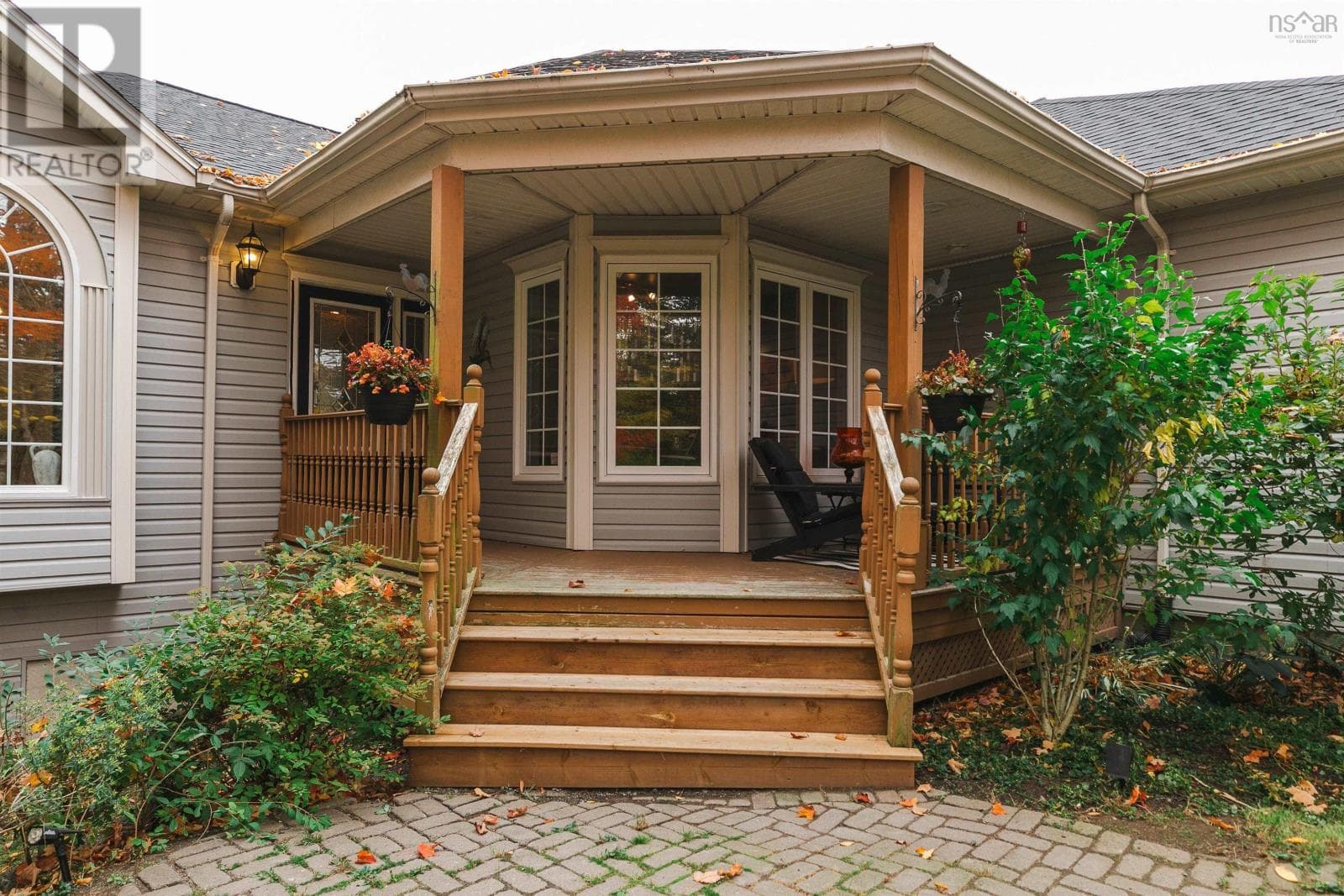 390 Gleneagles Drive photo 4