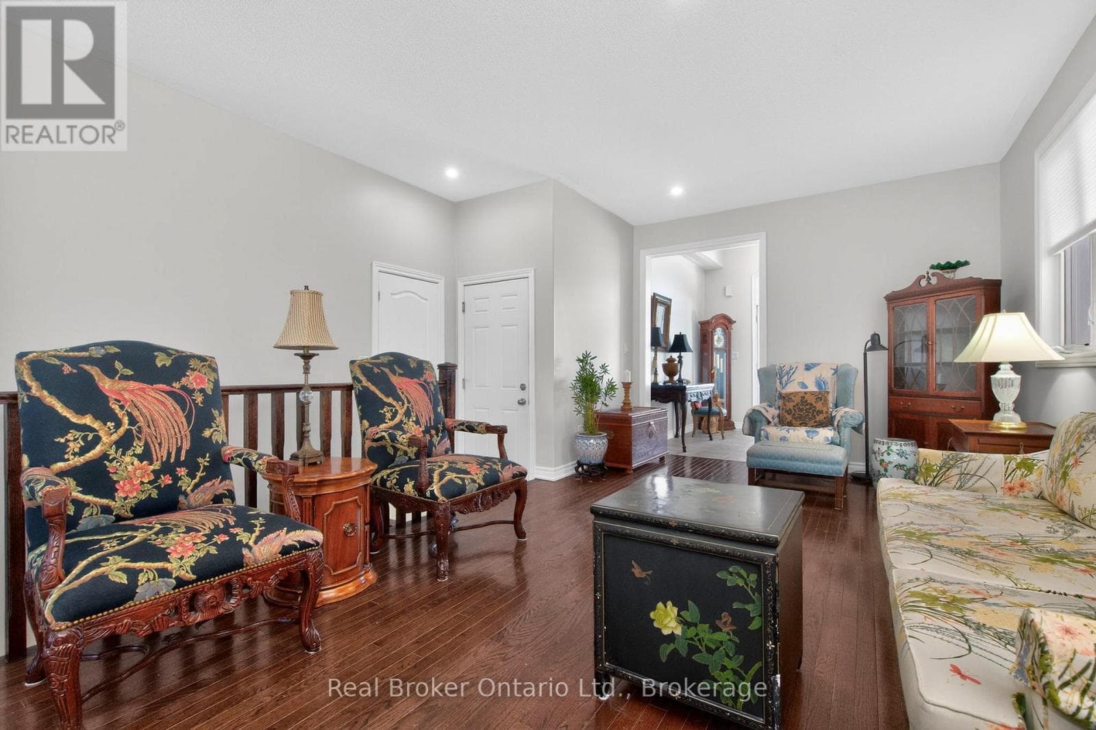 3135 EMPEROR DRIVE photo 4