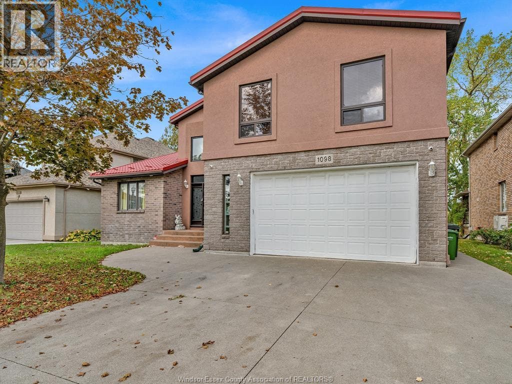1098 STONEYBROOK CRESCENT photo 2