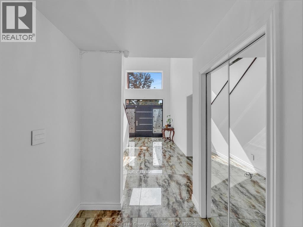 1098 STONEYBROOK CRESCENT photo 4