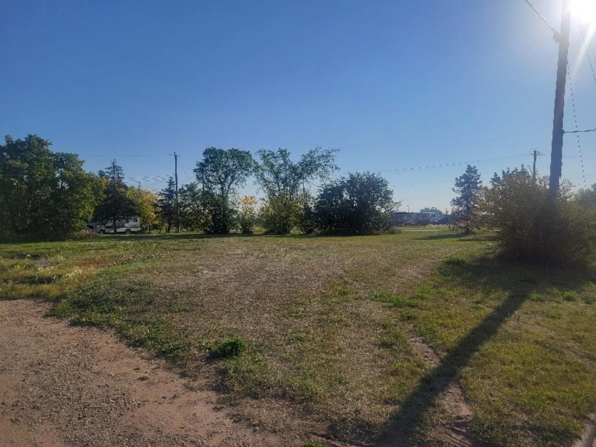 4804  51 Ave photo 2