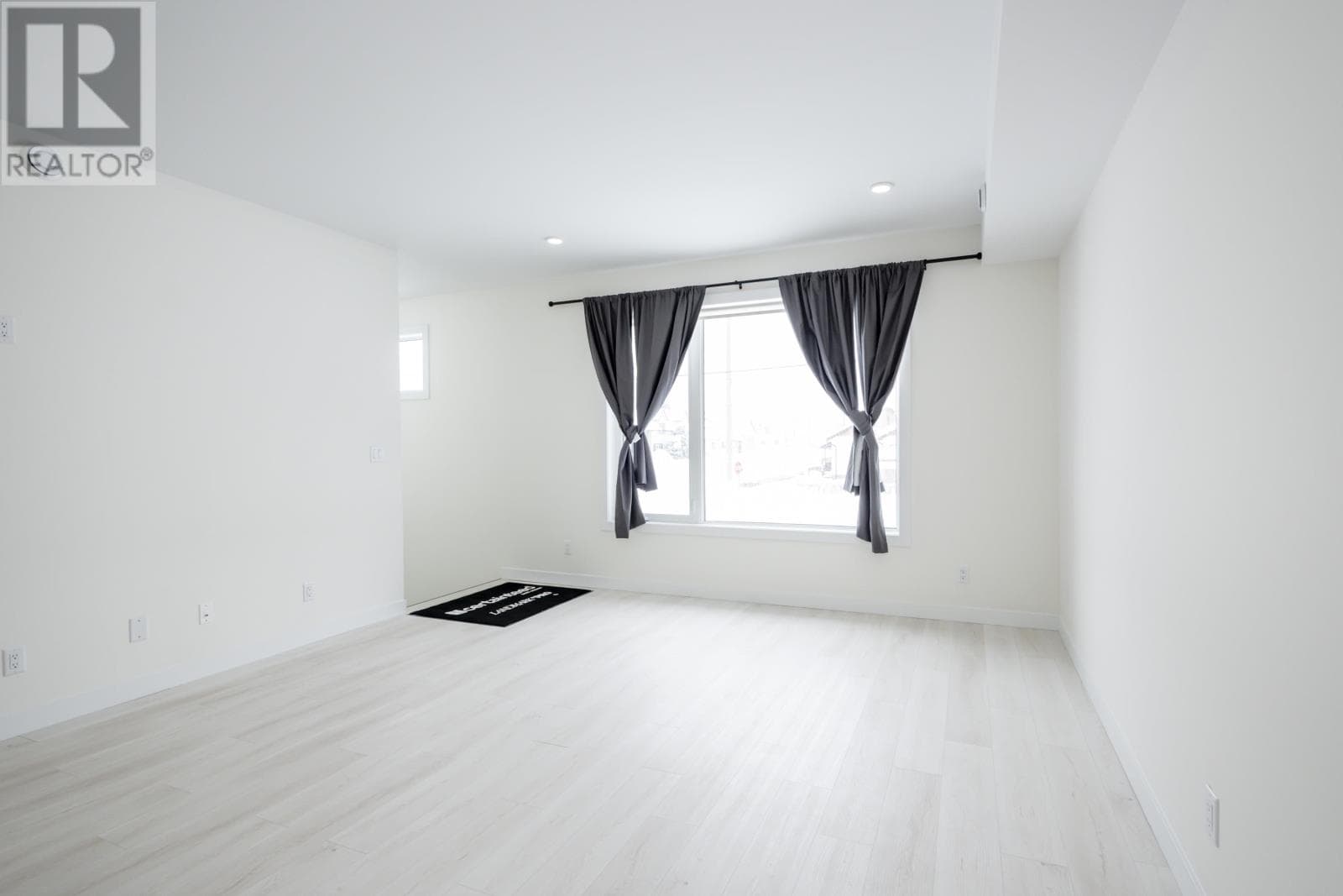 401 Empire AVE photo 3