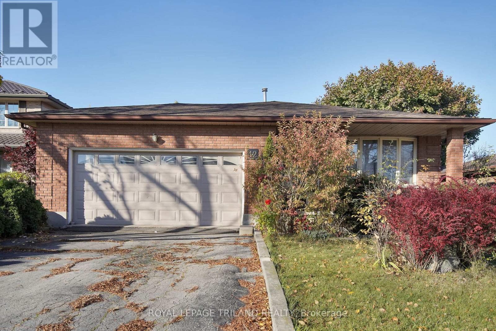 42 APPLEGREEN GROVE photo 2