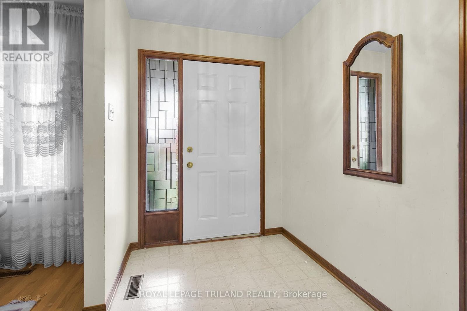 42 APPLEGREEN GROVE photo 3