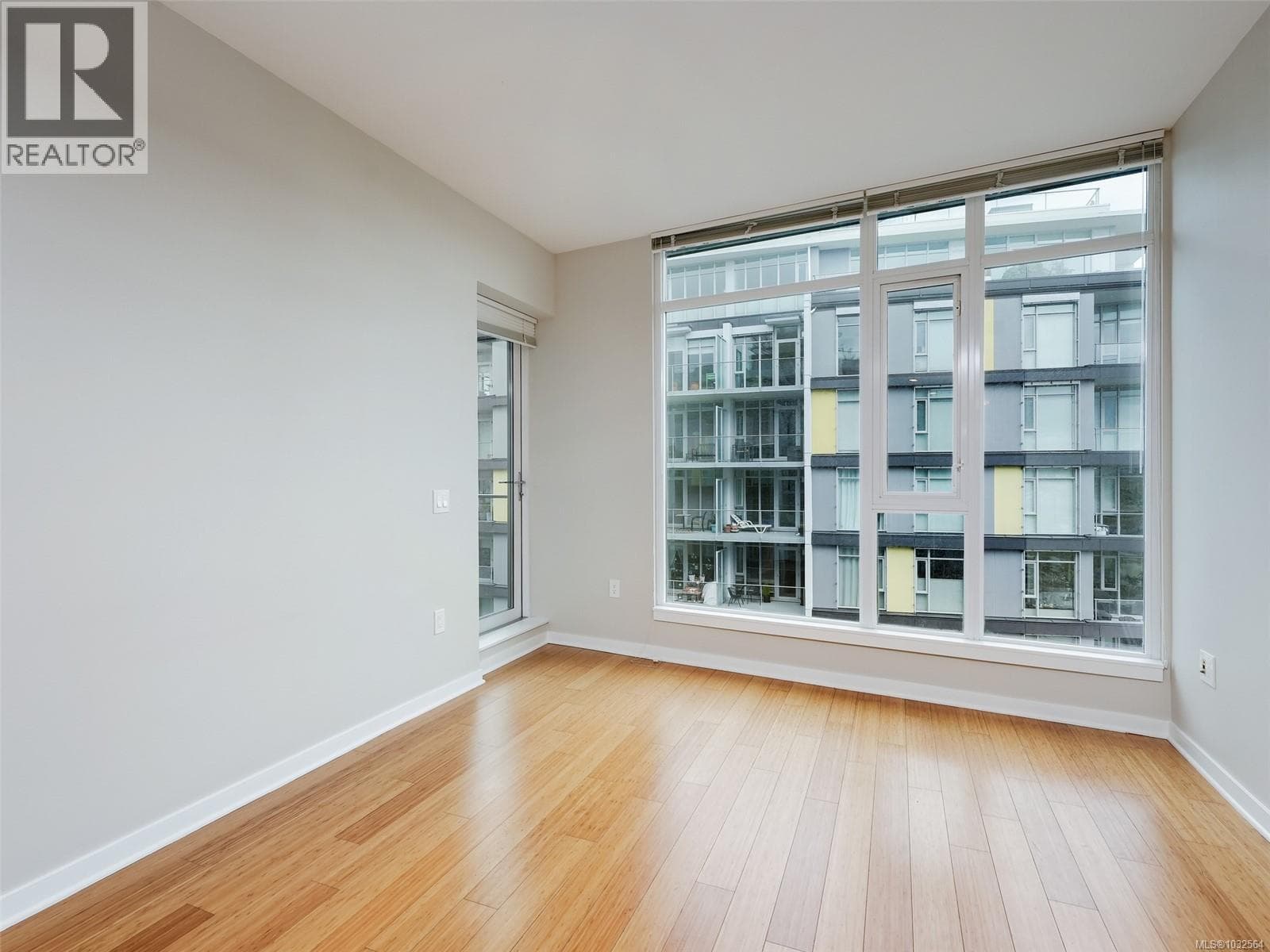705 373 Tyee Rd photo 3