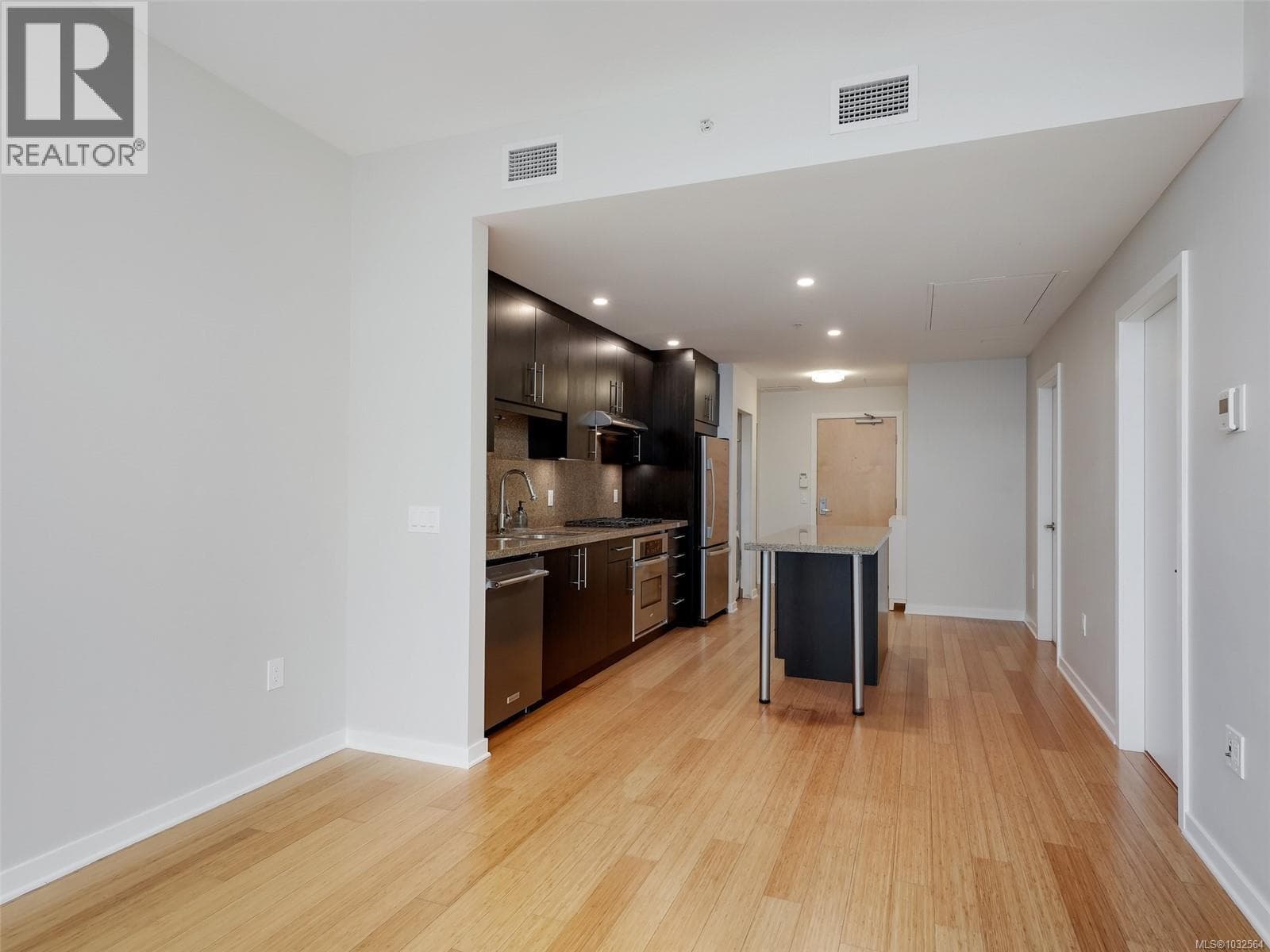 705 373 Tyee Rd photo 5