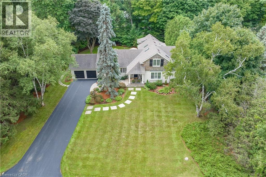 7 COLONIAL Crescent photo 2