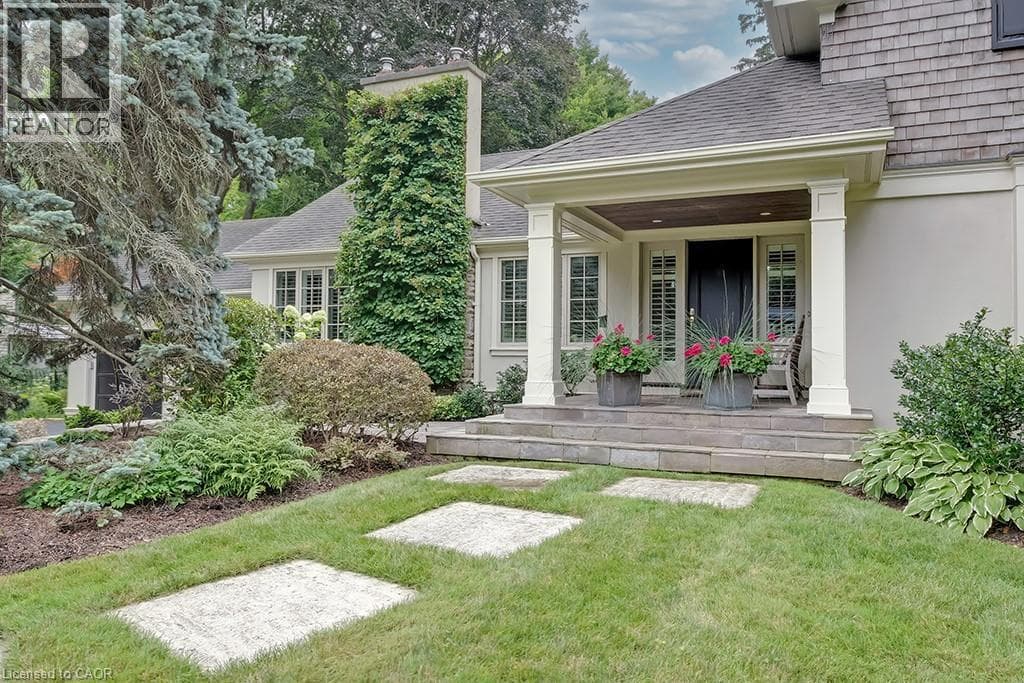 7 COLONIAL Crescent photo 4