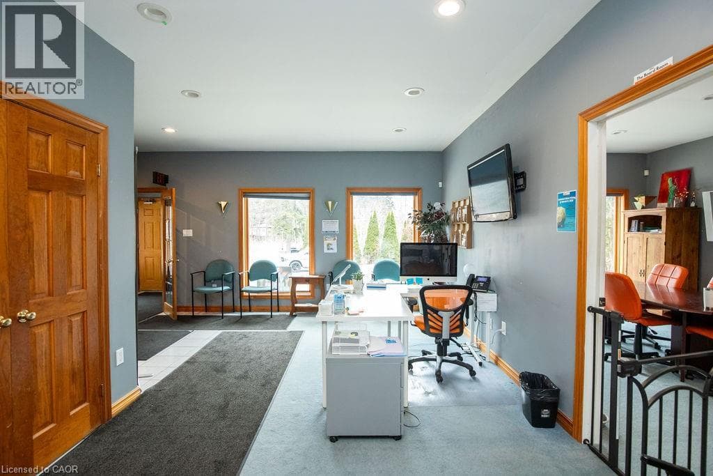 144 WILSON Street E photo 4