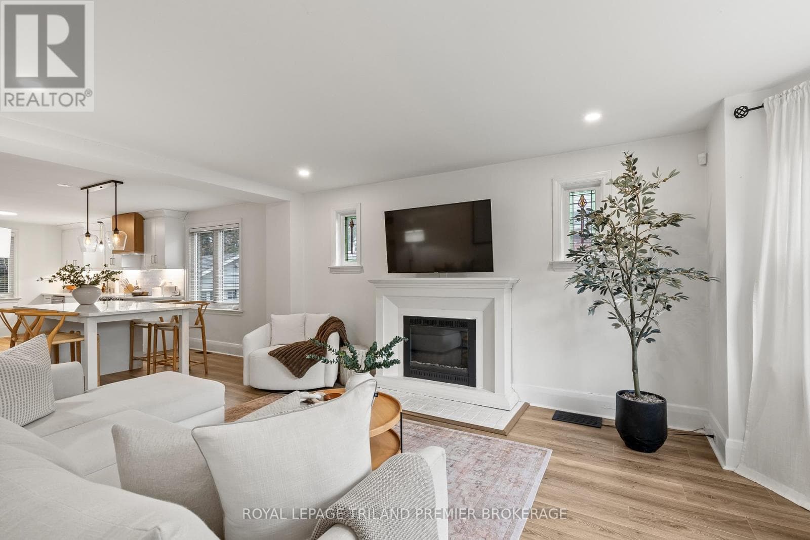22 BRISCOE STREET E photo 4