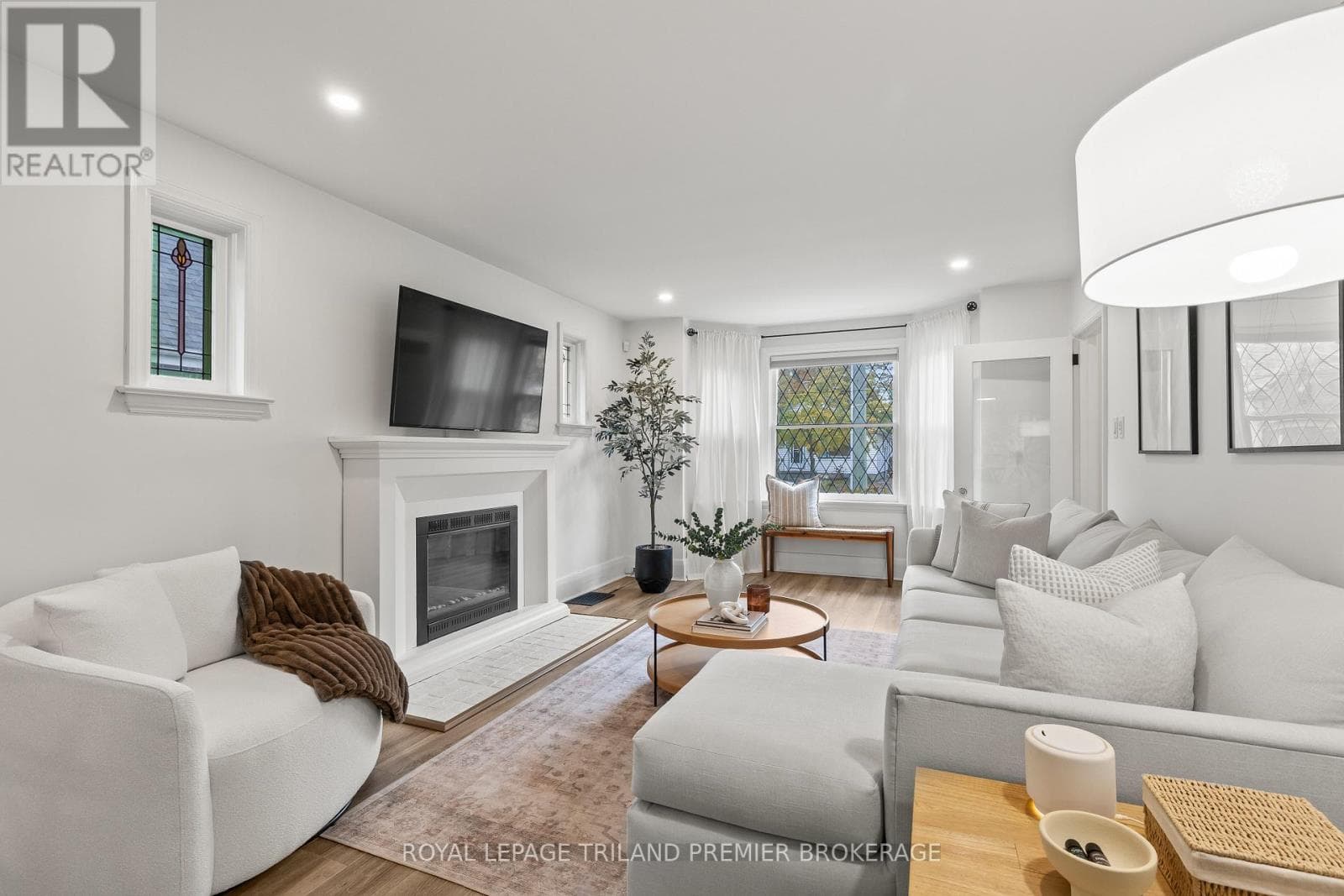 22 BRISCOE STREET E photo 5