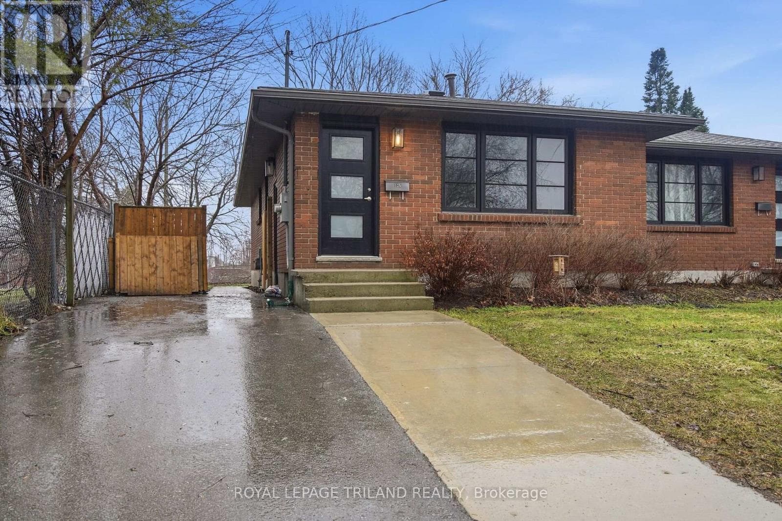 125 CONNAUGHT AVENUE photo 2