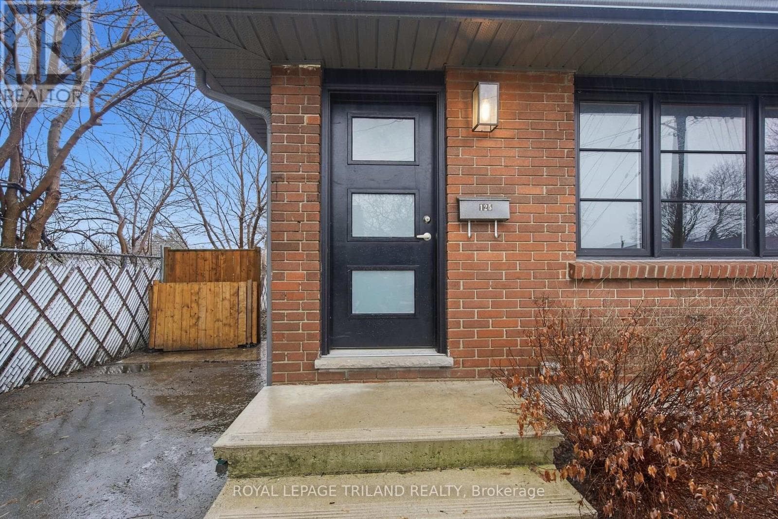 125 CONNAUGHT AVENUE photo 3