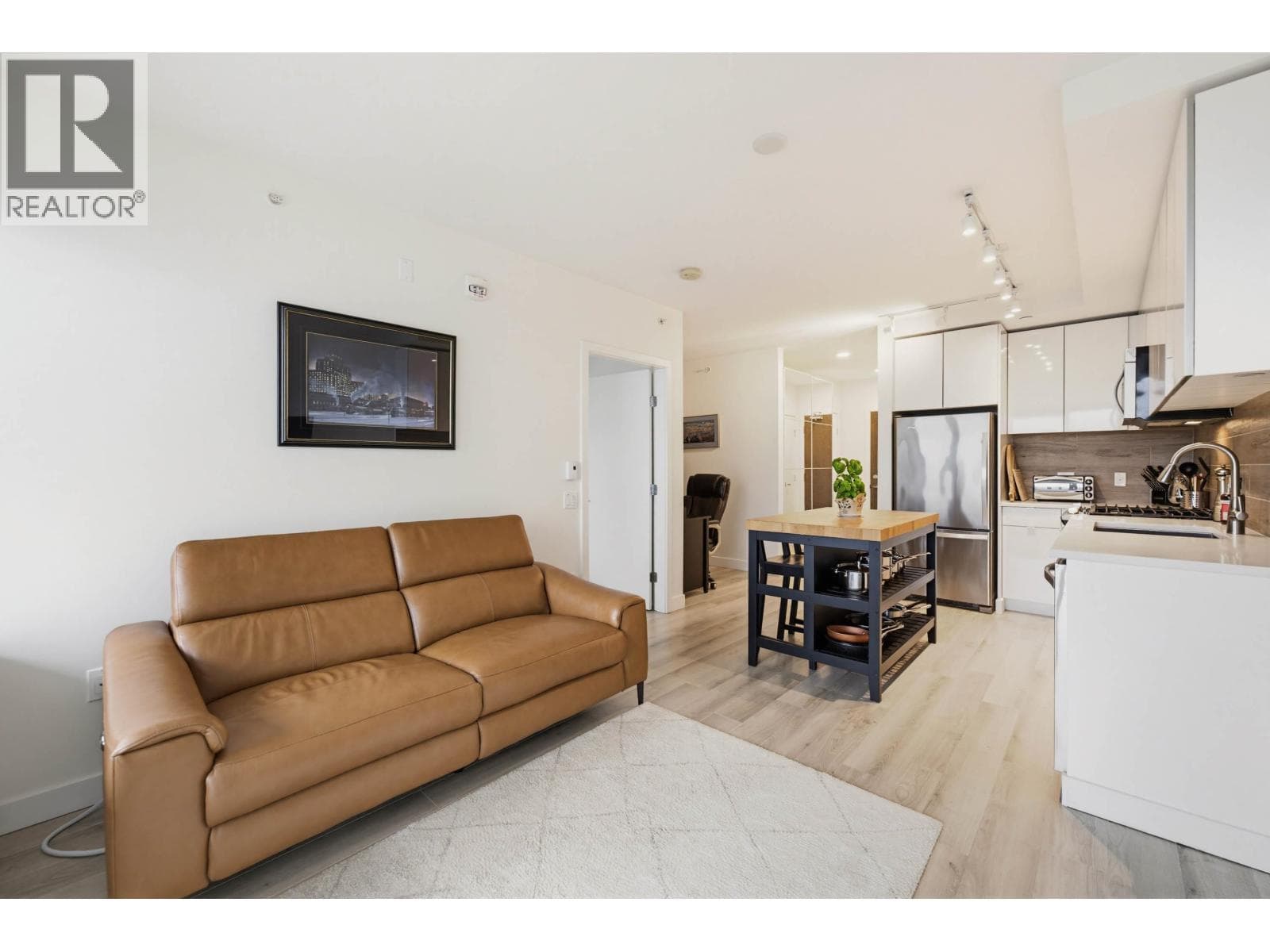 708 200 NELSON'S CRESCENT photo 3