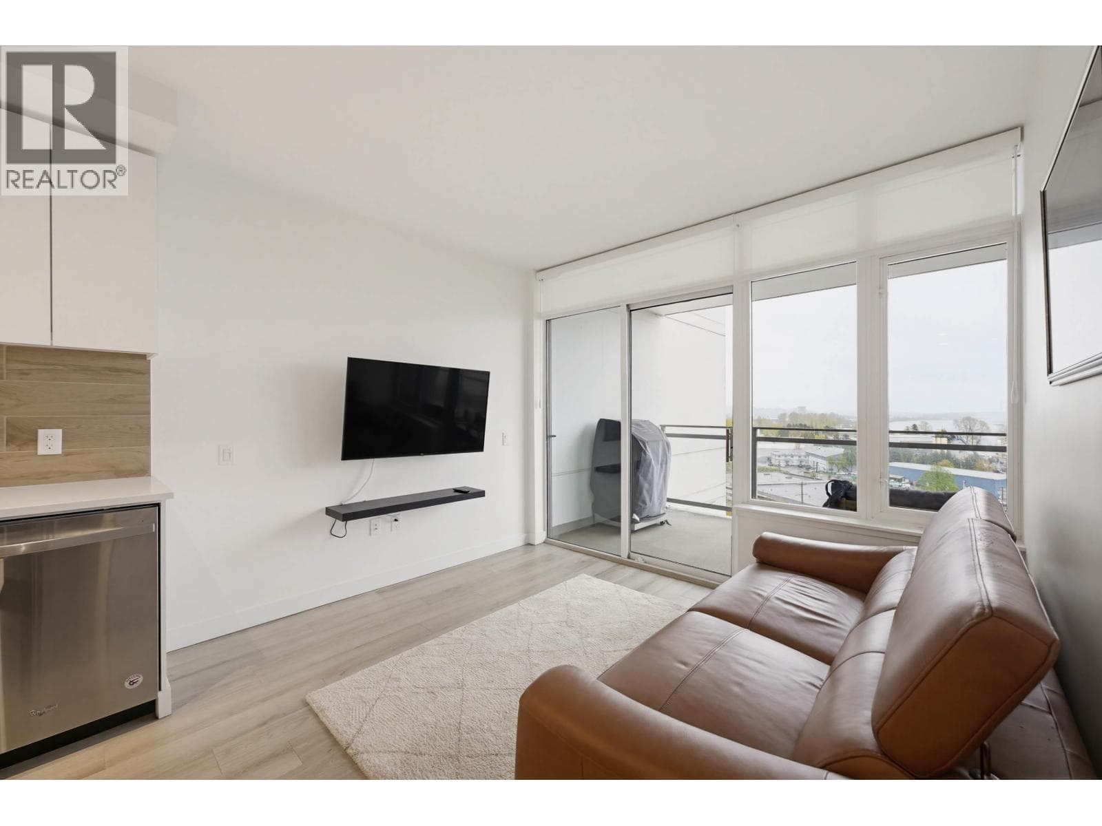 708 200 NELSON'S CRESCENT photo 4