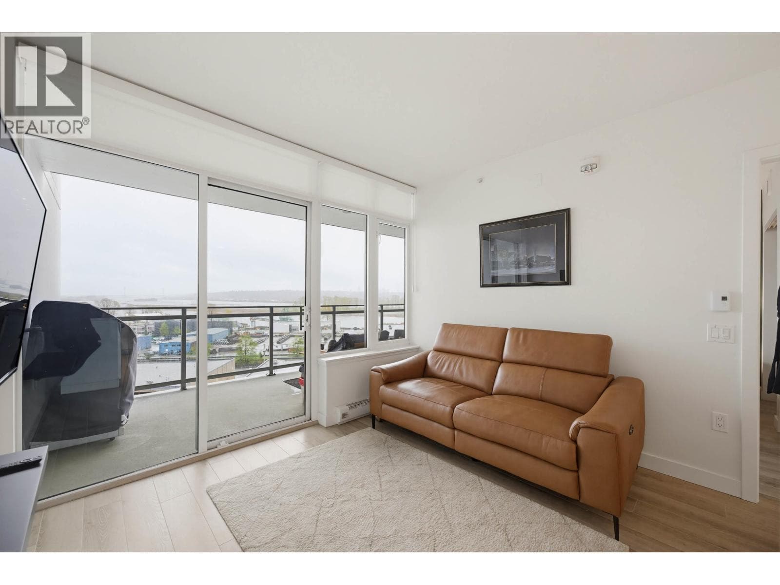 708 200 NELSON'S CRESCENT photo 5