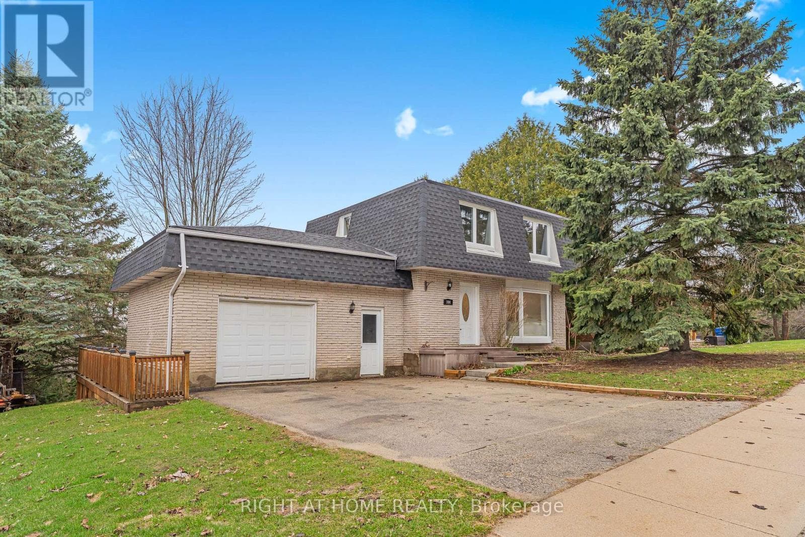 384 COUNTESS STREET N photo 3