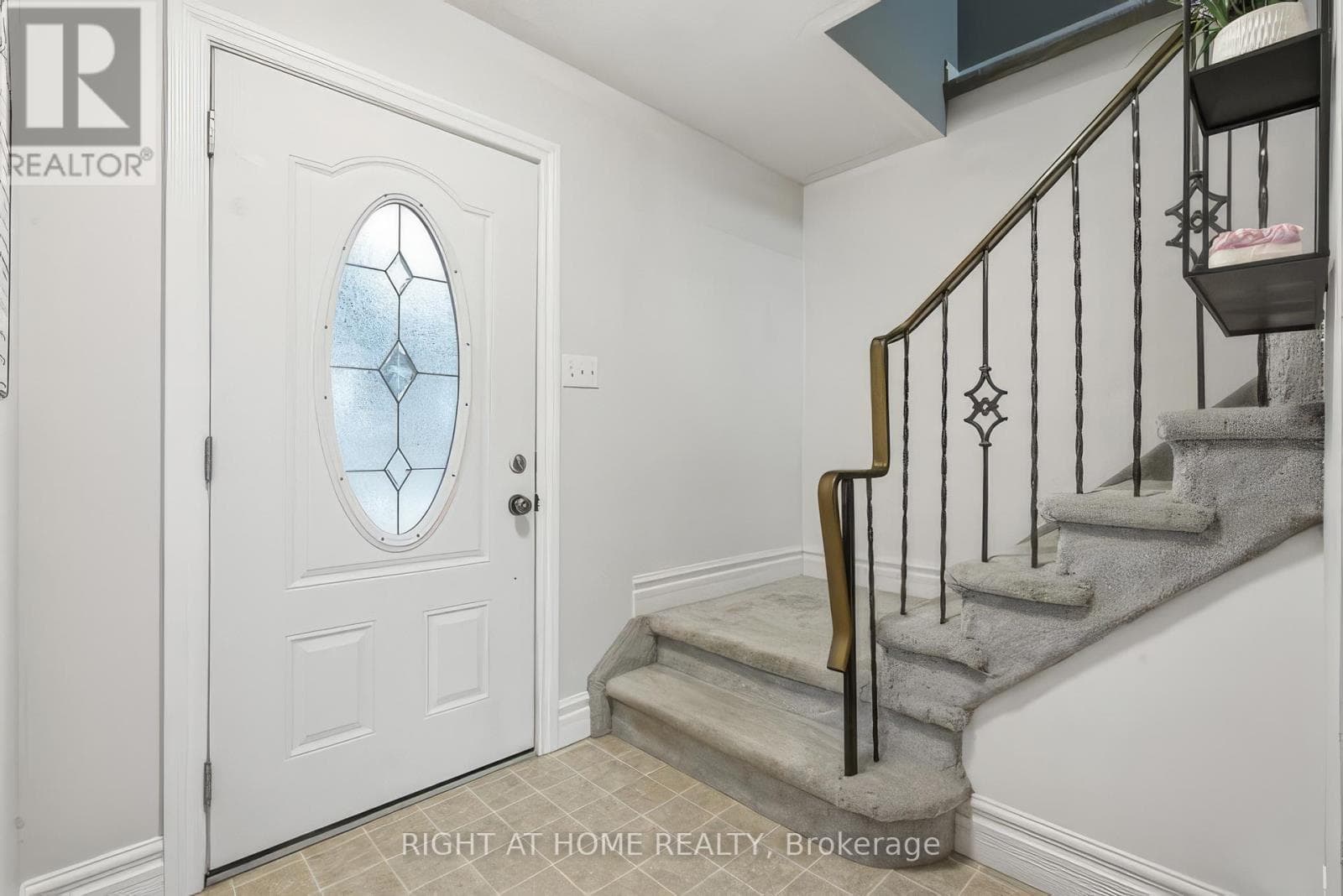 384 COUNTESS STREET N photo 4