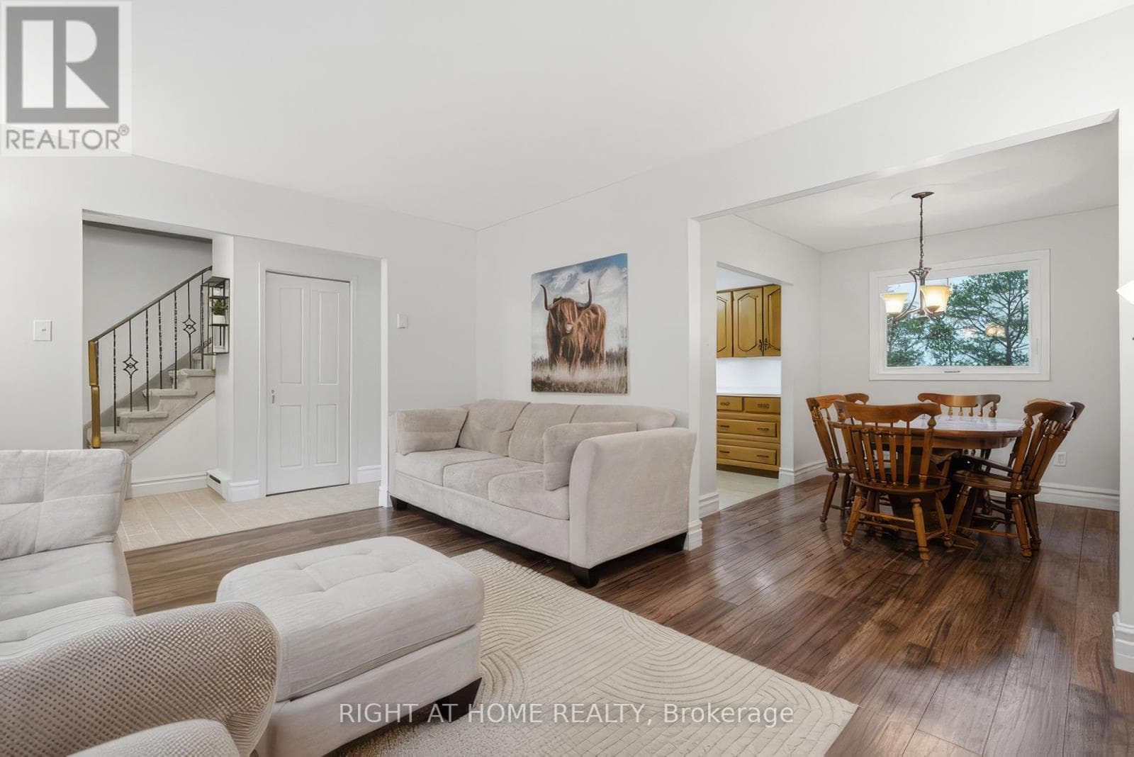 384 COUNTESS STREET N photo 5