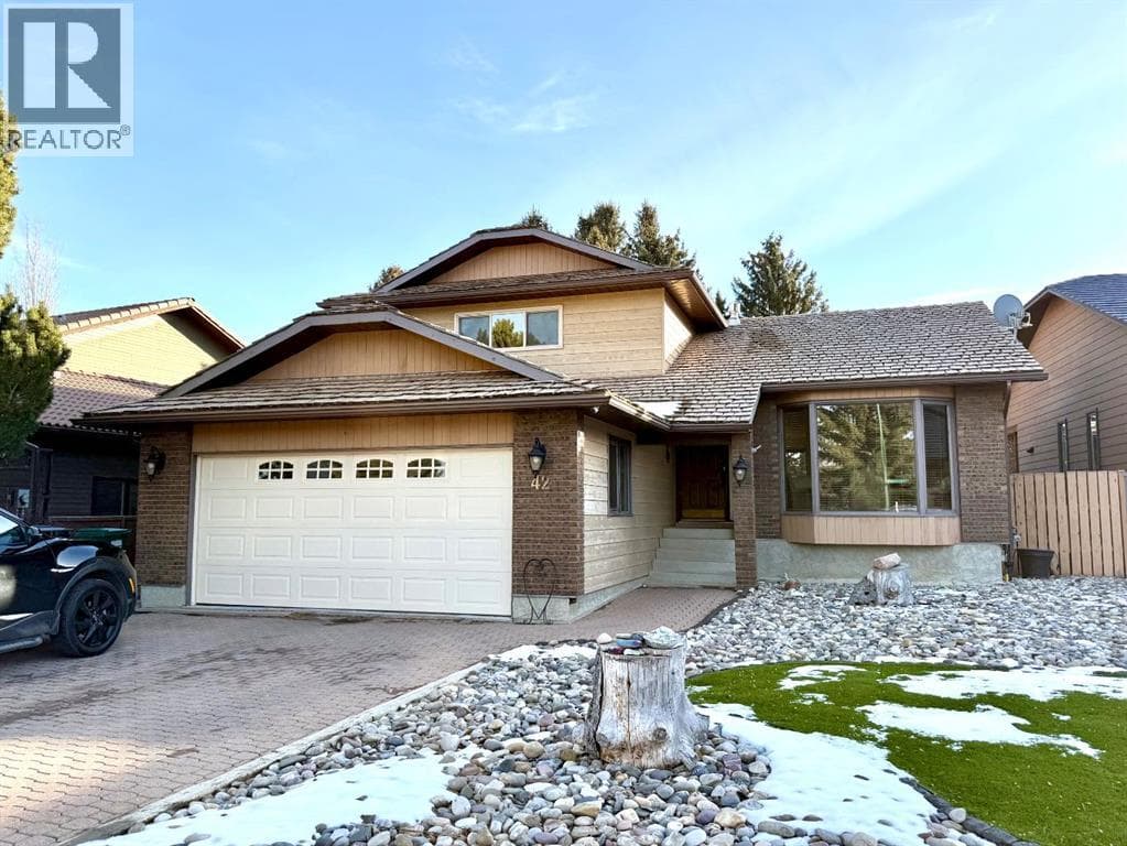 4 bed 4 bath single family at 42 Ridgewood Boulevard W — $529,900