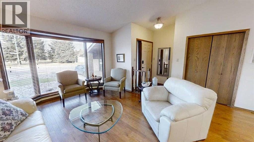 42 Ridgewood Boulevard W photo 2