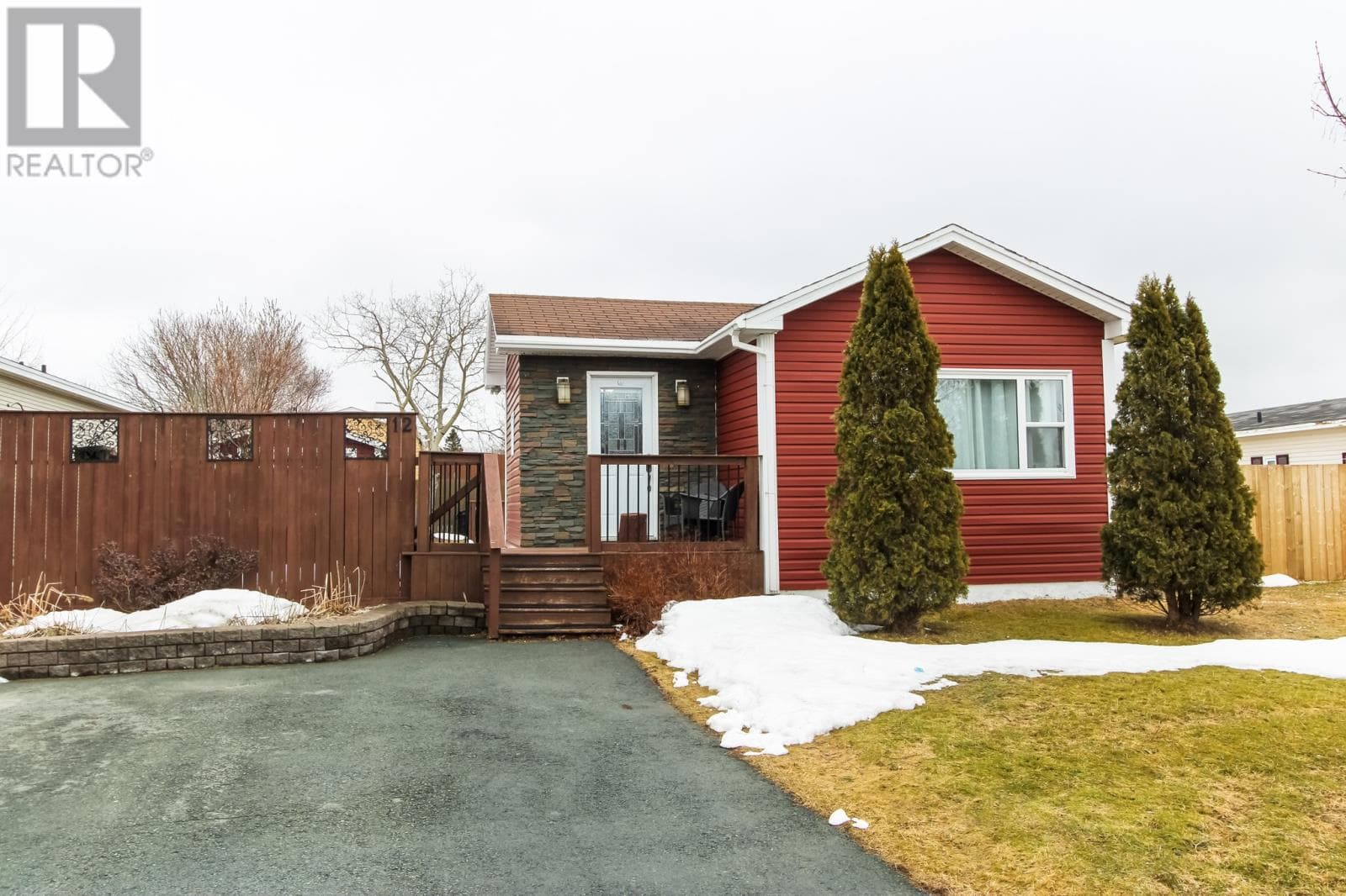 12 Pinegrove Drive photo 2