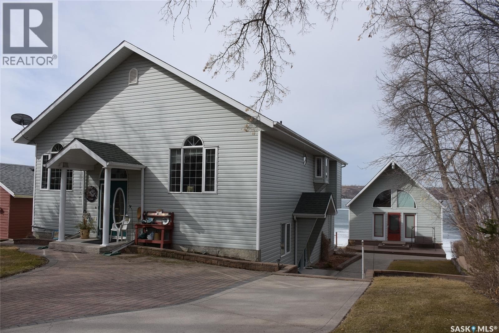 3 bed 3 bath single family at 368 South Katepwa DRIVE — $1,290,000
