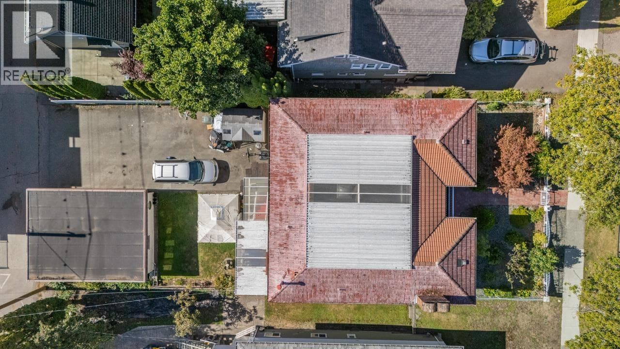 2472 E 12TH AVENUE photo 2