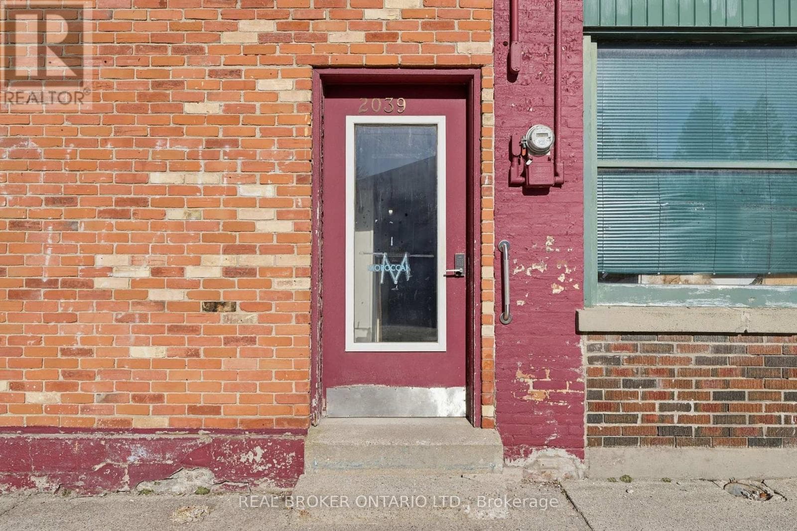 2039 VICTORIA STREET photo 2