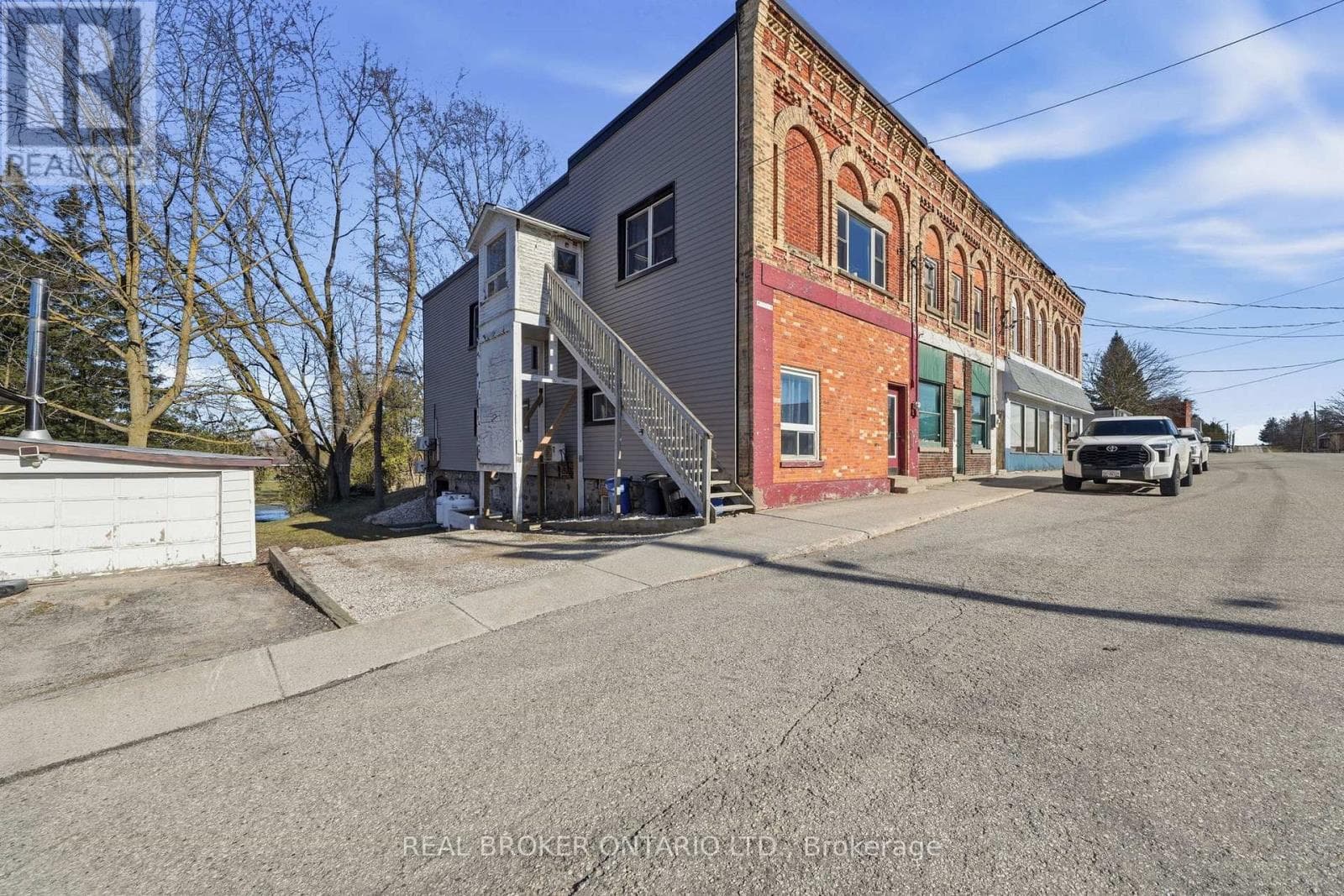 2039 VICTORIA STREET photo 3