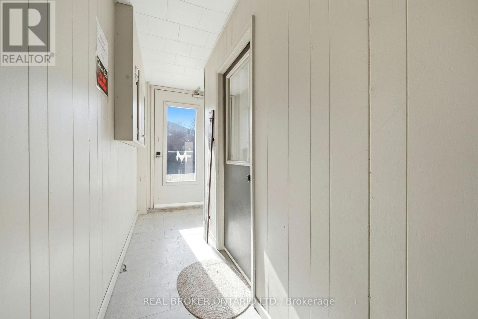 2039 VICTORIA STREET photo 4