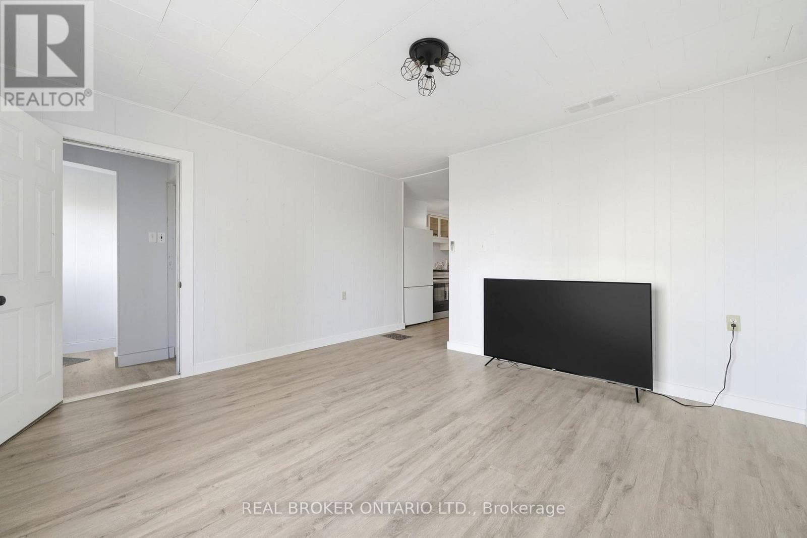 2039 VICTORIA STREET photo 5