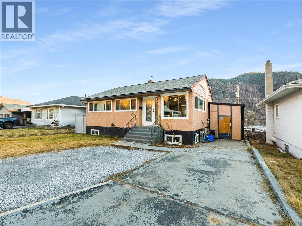 3330 Dahlia Crescent photo 2