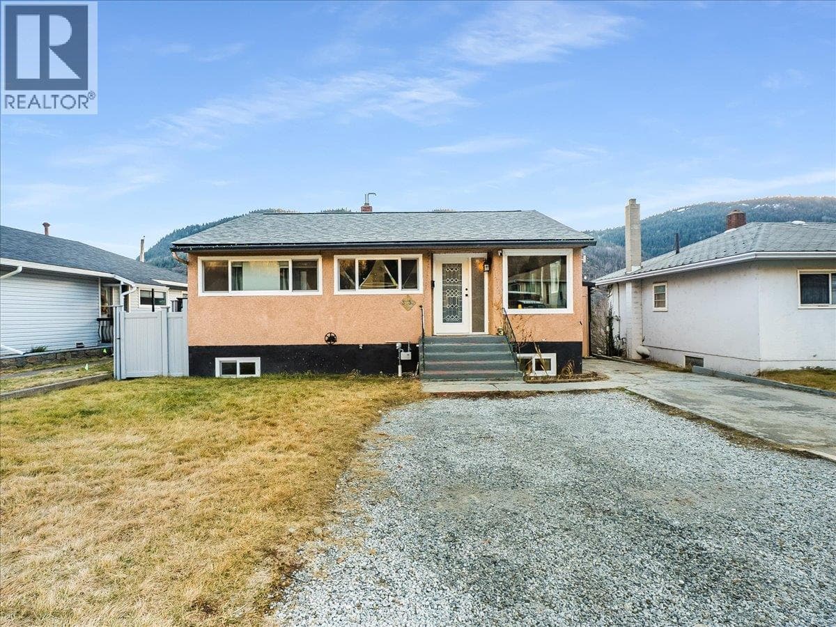 3330 Dahlia Crescent photo 3