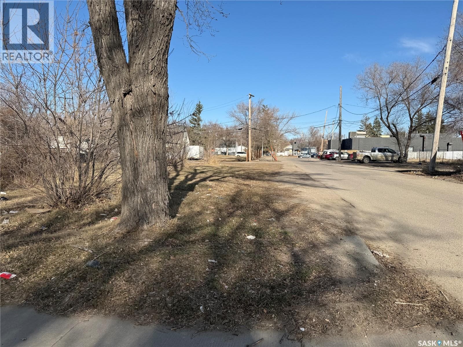 1455 Edward STREET photo 4