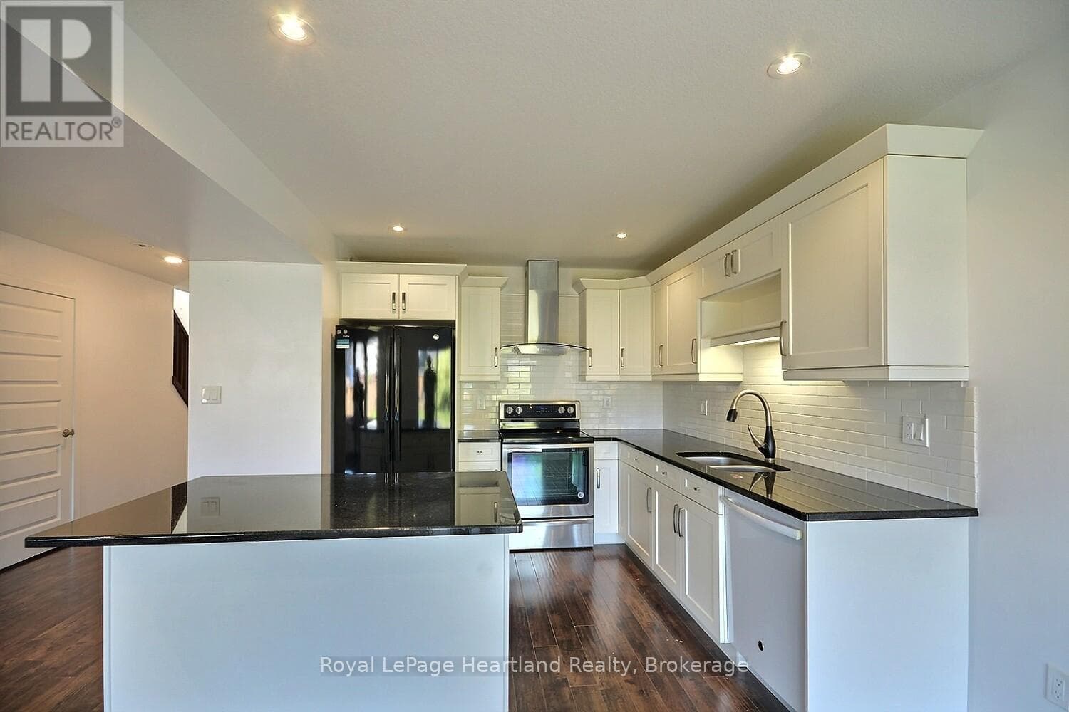 371 BEECH STREET photo 4