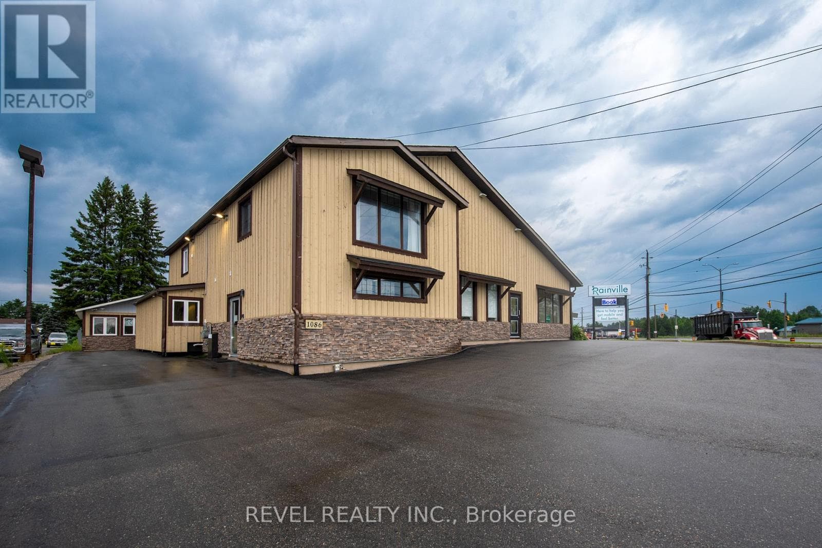 1086 RIVERSIDE DRIVE photo 2