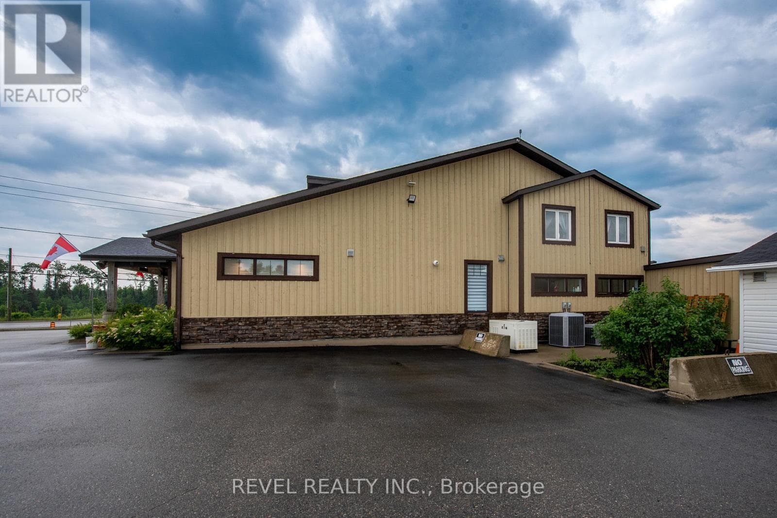 1086 RIVERSIDE DRIVE photo 3