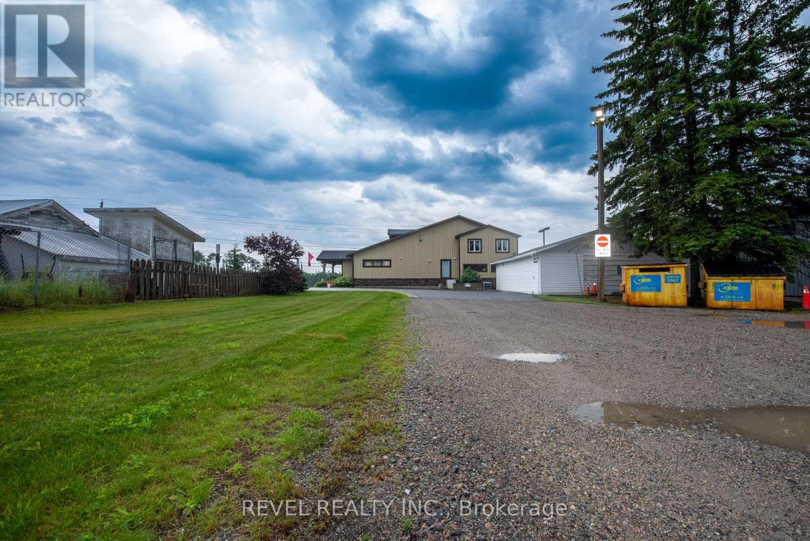1086 RIVERSIDE DRIVE photo 5